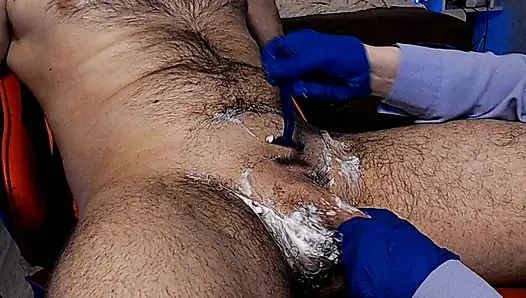 Noch eine schwanz-rasiersession mit einem öligen handjob und einem happy end