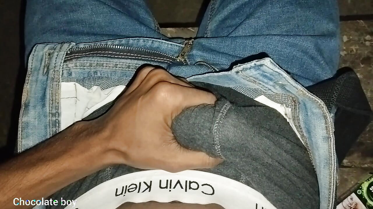 Büyük yarakla mastürbasyon yapıyor