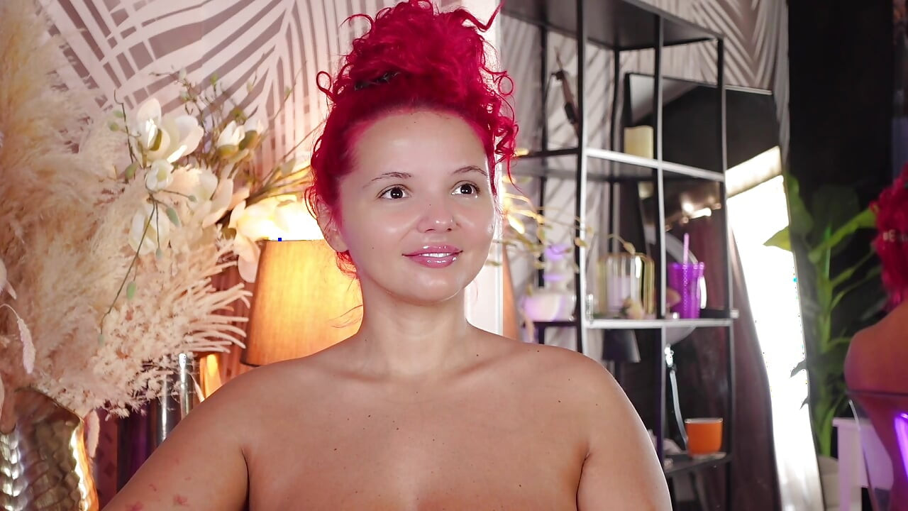 Celeste Bailey brinca e lambe seus peitos naturais