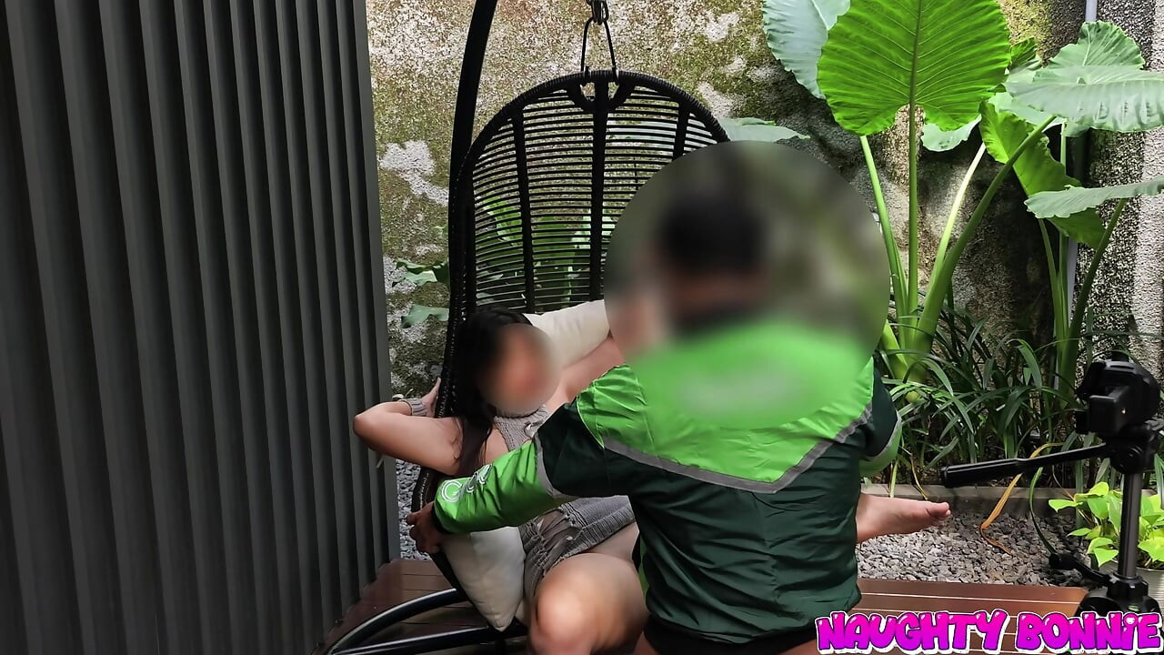 딜도로 노는 동안 배달원에게 질싸하는 보니