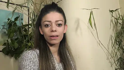 Симпатичная крошка трахает пожилого чувака толстым членом6336