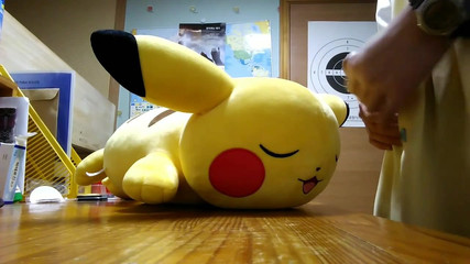 Peluche Pikapikachu frota el hongo.