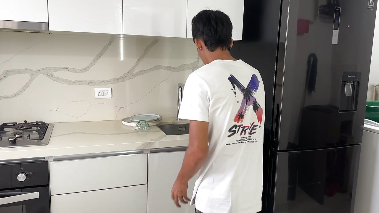 Ma demi-sœur au gros cul se fâche de ne pas l’avoir aidée dans les toilettes, alors je la rassure avec un vagin riche et fort pénétré par son vagin étroit