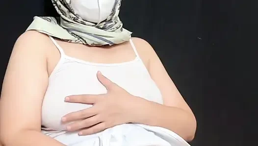 Hijab kız tombul ve onunla oynuyor