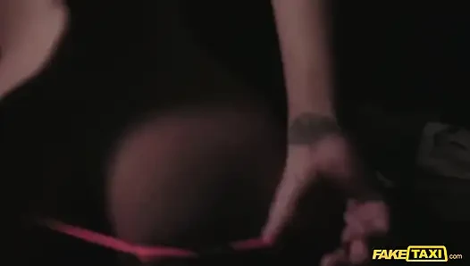 Fake Taxi - eine wunderschöne blondine bietet ihren fitten körper fÃ1/4r taxifahrerin vergnügen und tittenfick an