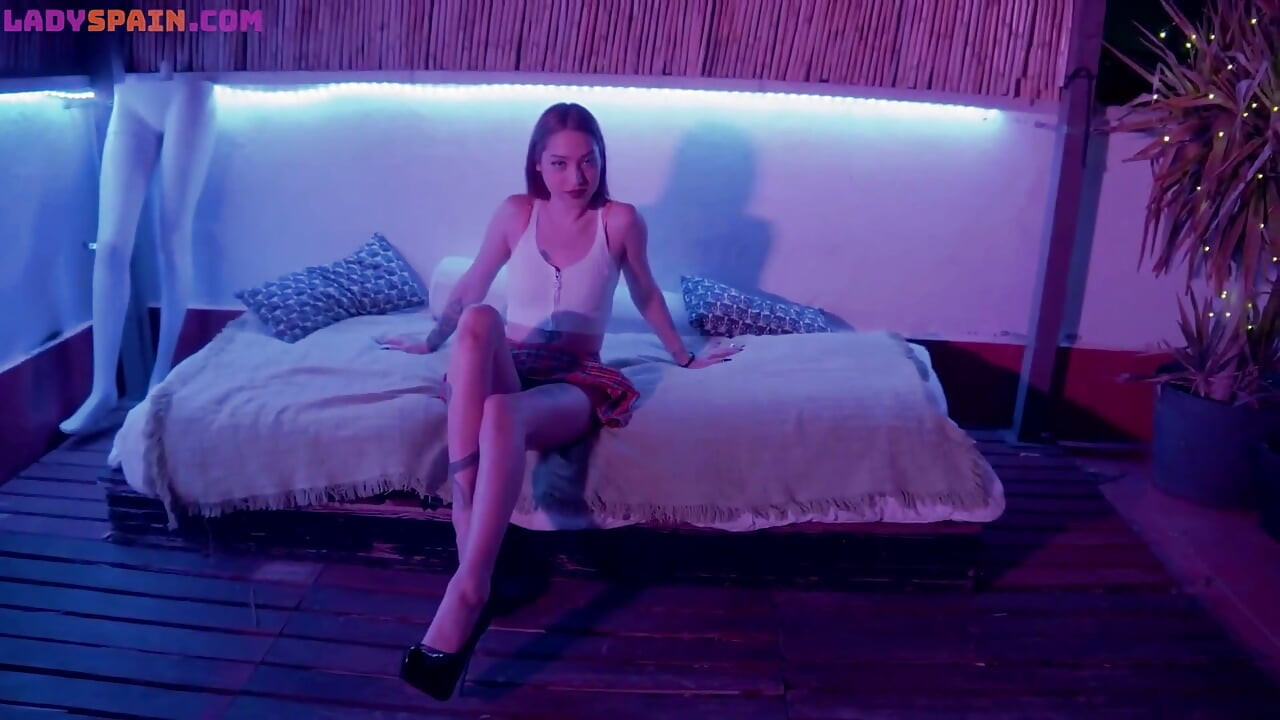 Cette jolie fille mince aux petits seins se fait défoncer par la grosse queue de ce garçon musulman