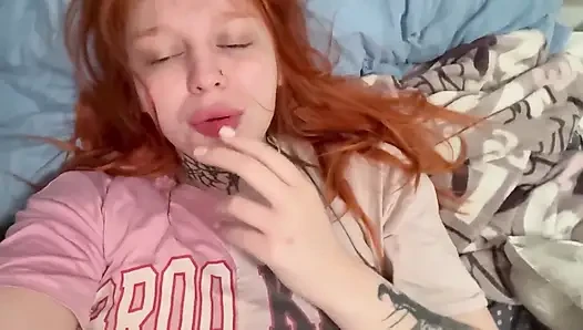 Cewek ini lagi asik muasin memeknya sampai orgasme - close up