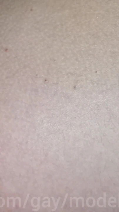 "Ateşli sikişen kaltağın vahşi transfemboy orgazmı" filminden güçlü an