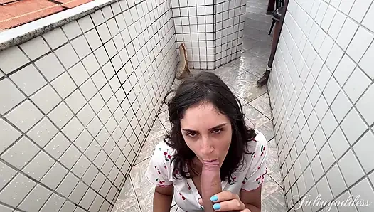 Незнакомец на террасе, глотает сперму