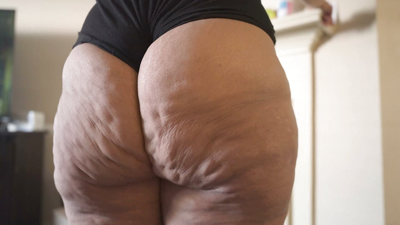 BIG BOOTY PHAT ASS ANAL QUEEN SHAKING THAT ASS