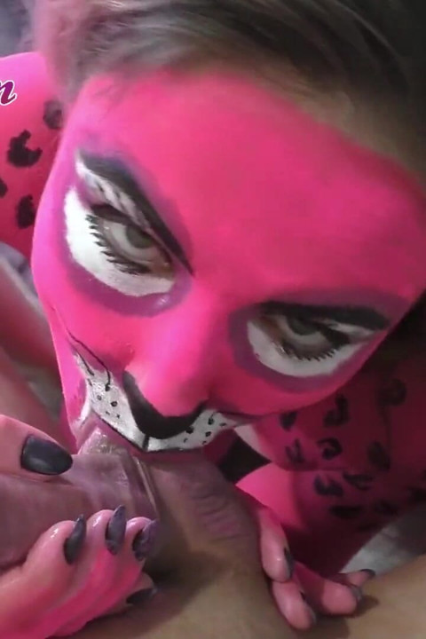 Mädchen mit bodypainting sinnlich schwanz lutschen und ficken - abspritzen