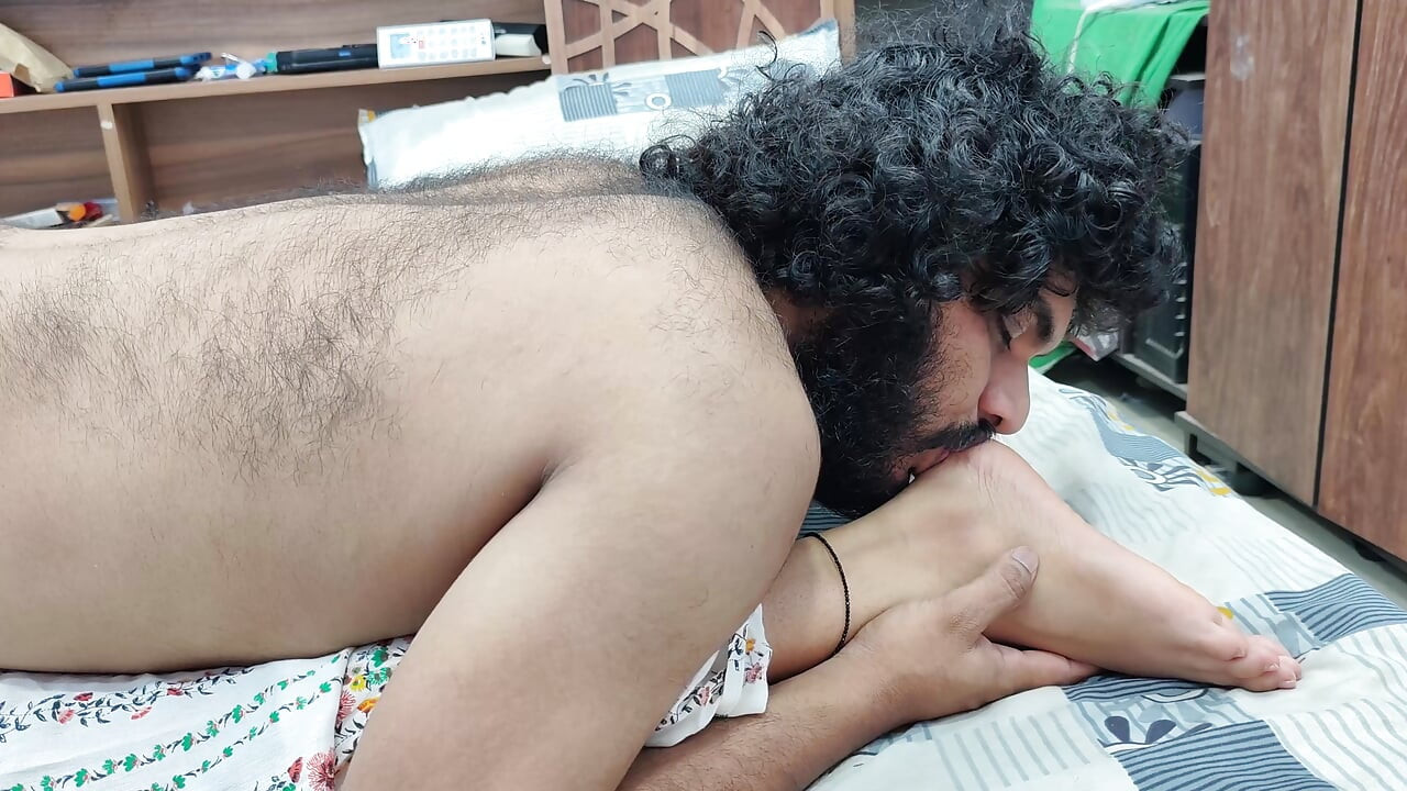Pés lambem romance em saia