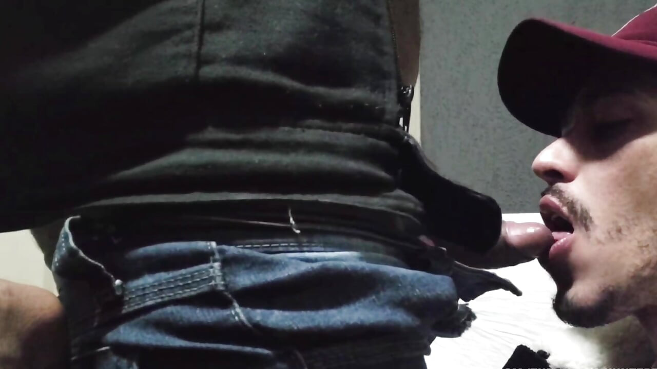 Охранник и его утка прячутся