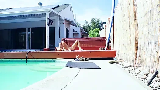 Лизать подругу сводной сестры под солнцем