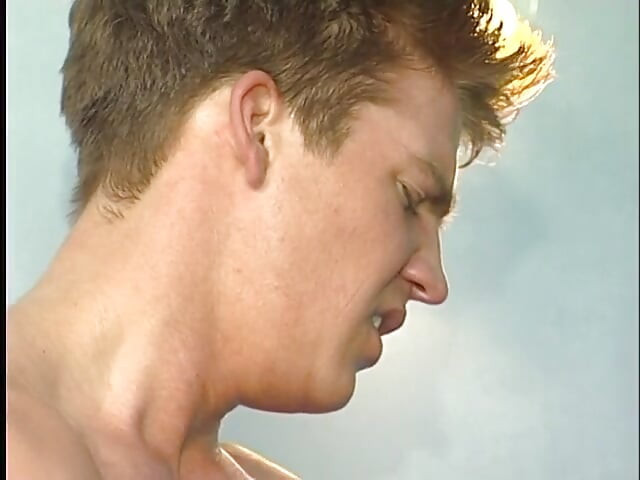 Милфа сосет огромный член, жестко трахается на бильярдном столе