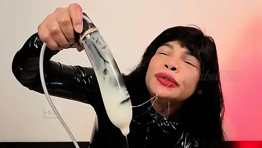 Latexfetisch-Kondom in meinem Mund, ich schlucke ein Spielzeug mit Kondom und explodiere Samen