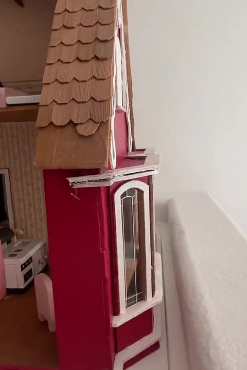 내 배꼽에 전체 소화를 삼키는 자이언트 크런치 Tinies 비명