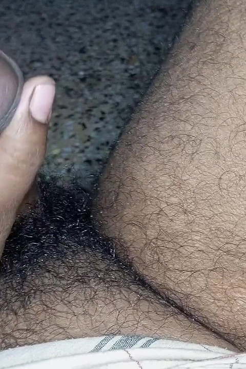 インド人の彼女が屋外でキスしながらセックスしている