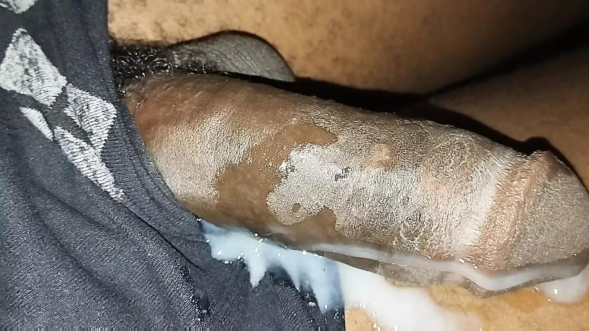 Napaljena kenijska bliznakinja oslobađa ogroman cumshot ispred kamere