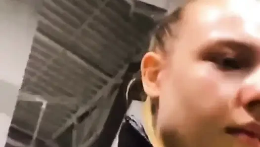 Прохаживаюсь с вибратором в киске