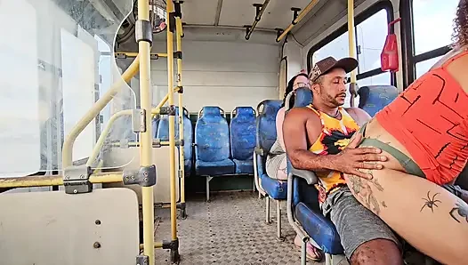 EIN SCHAMLOSES PAAR, DAS IM ÖFFENTLICHEN NAHVERKEHR FÄHRT, UND EIN RÜCKSITZPASSAGIER, DAS ALLES FILMT