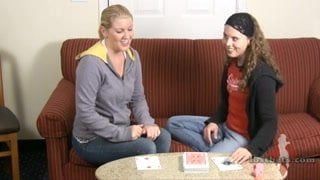 Ashley e Amber jogam carta alta
