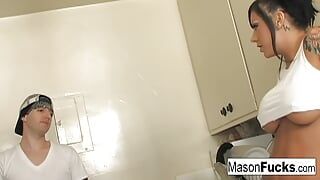 Mason ima intenzivno jebanje u kuhinji sa svojim dečkom