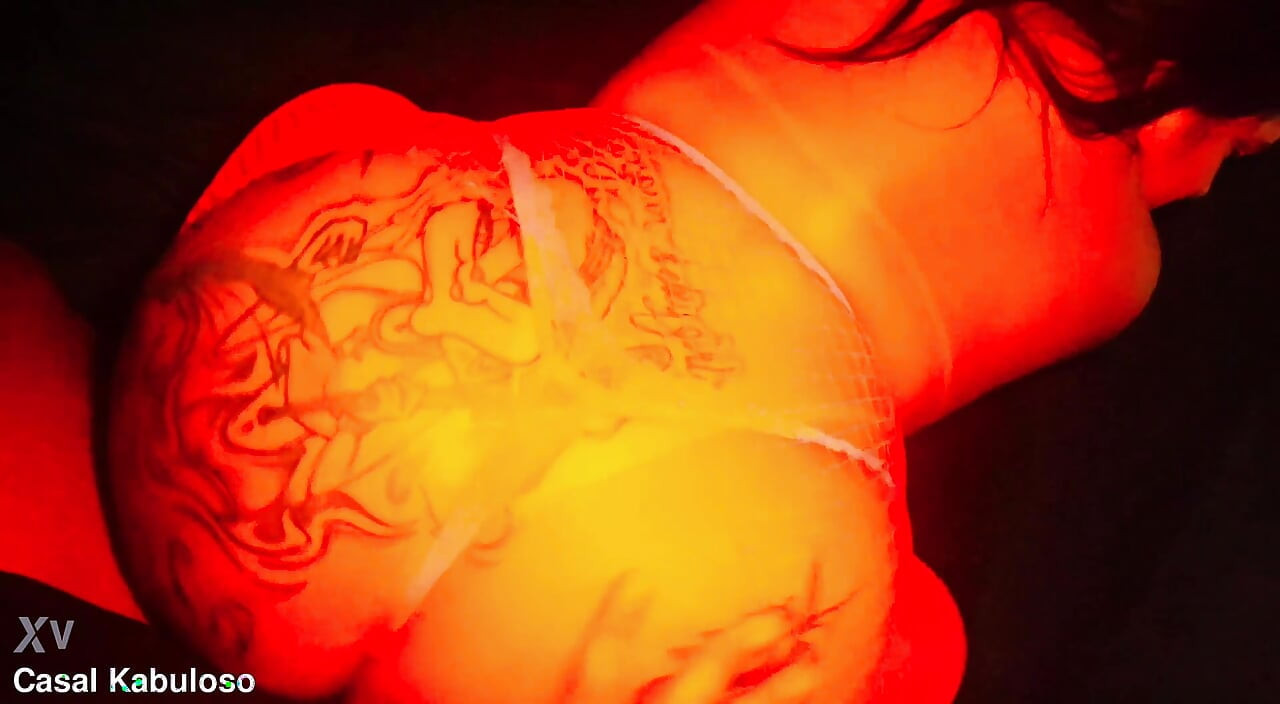 Un curcubeu de plăcere cu această hottie