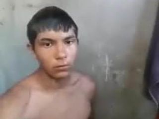若いラテン人がシャワーを浴びる