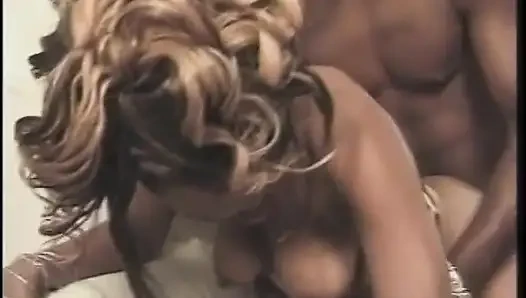 Pejantan terangsang menyukainya saat dia bergiliran menyodok dua cewek seksi