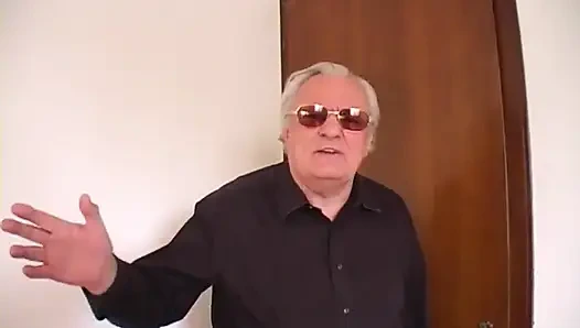 Büyük memeli orta yaşlı seksi kadın iş başında... grup seks partisi