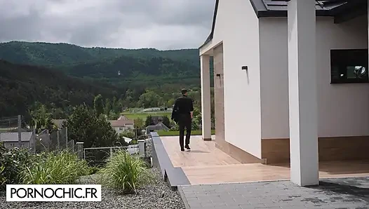 Das paar begrüßt einen gast zu hause