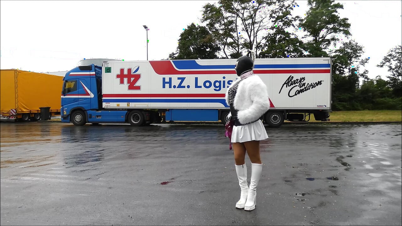 Sissy Monique - Na przystanku ciężarówki