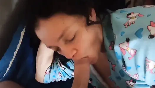 Üvey anne orta yaşlı seksi kadın sabah üvey oğlunun emmesini isteyen yarağıyla uyandırılıyor