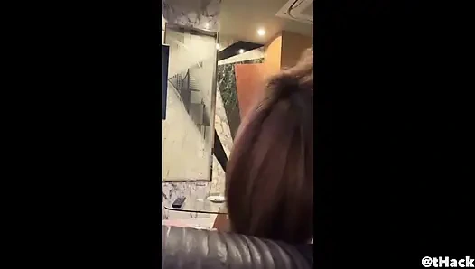 Asiatische schlampe fingert spritzen