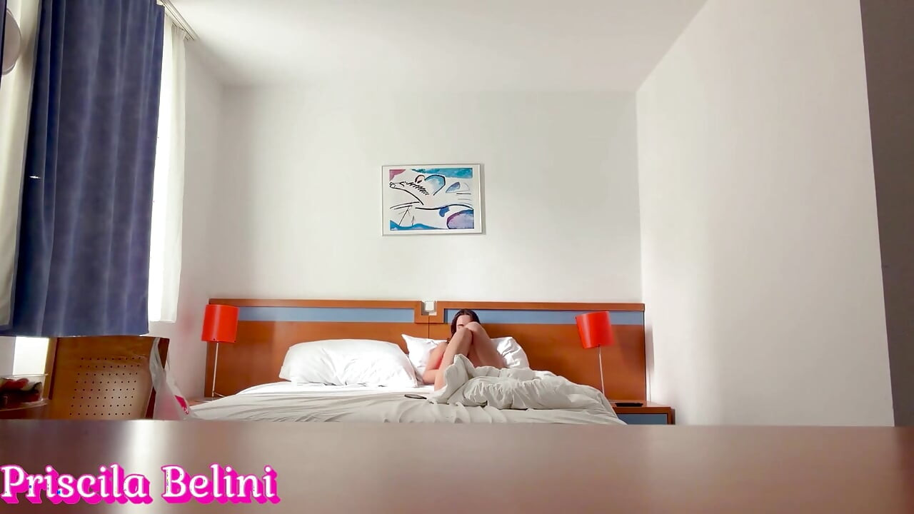 Naista kuvataan hotellihuoneessa