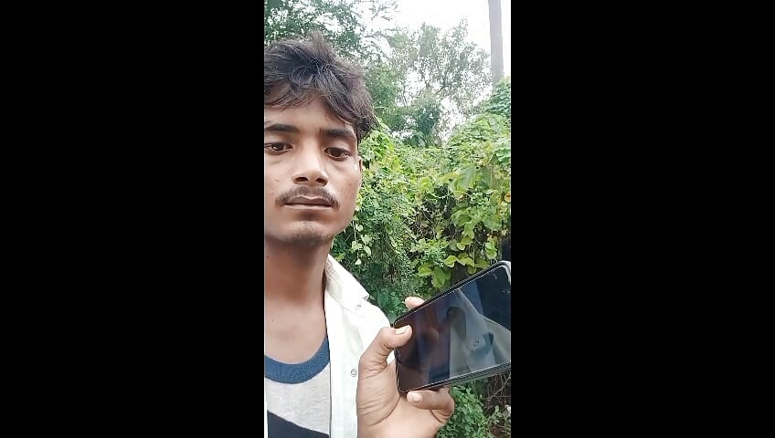Desi jongen speelt spelletjes