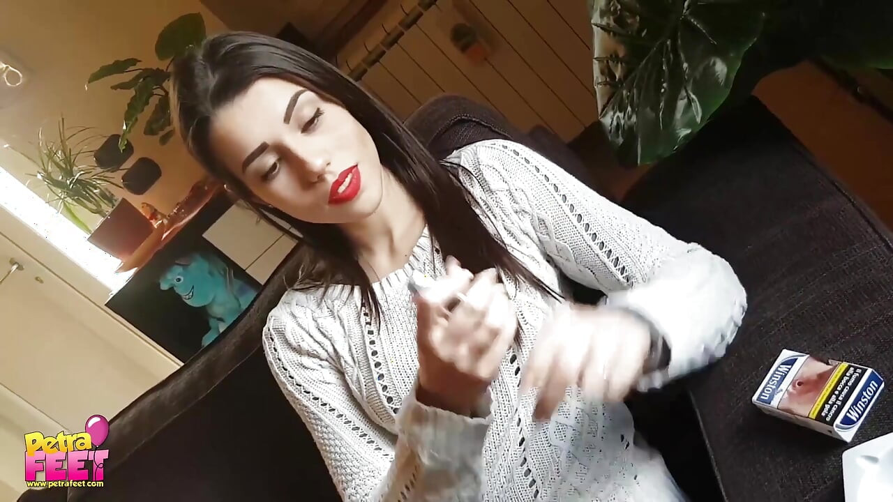 Fantastisk brunette babe elsker cigarer så meget