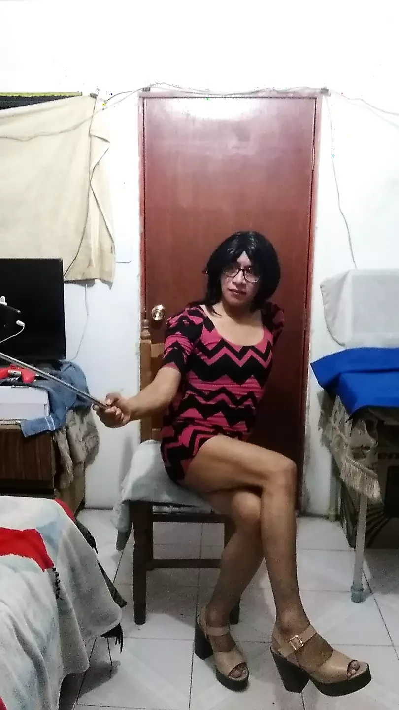 Joselynne Cross en sexy vestido rojo y tacones muestran y piernas