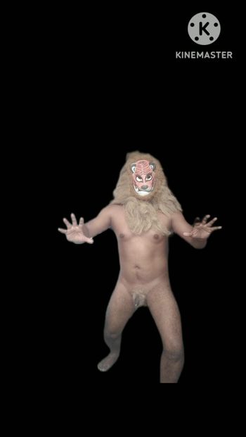 Le lion du porno gay se déshabille.