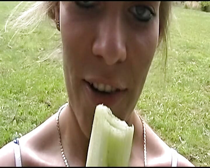 Adolescente alemana sexy se come la corrida después de una follada intensa al aire libre