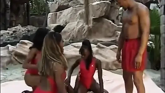 Lesbian kulit hitam menjilati kontol besar mengisap pesta berempat di taman