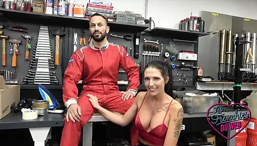 Yaramaz bir pazarlamacı olan Aurora vücudunu iki adama sunuyor