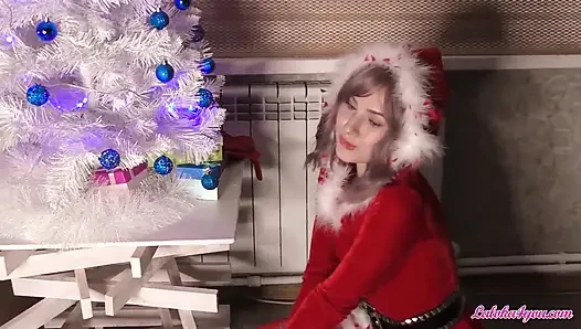 Pria ini ngentot habis-habisan sama peri sange setelah nyepong kontol sampai dicrot di dalam di hari natal