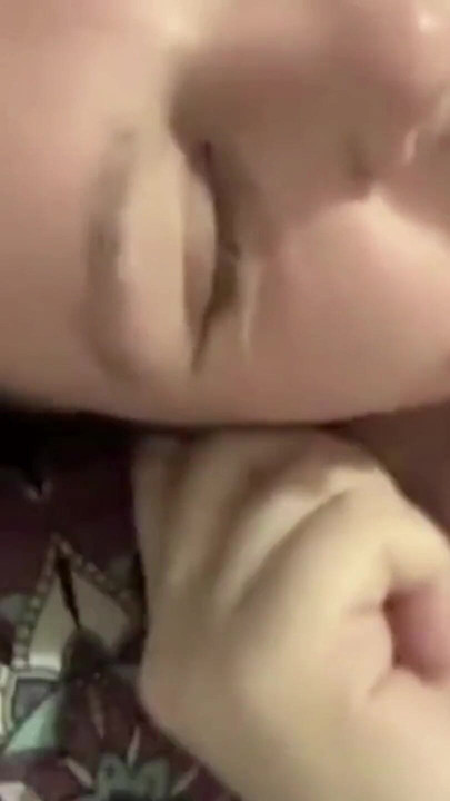 Νεαρή Αγγλίδα βυζαρού παίζει μόνη της στο ντους