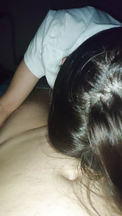 Üvey kız kardeşim beni uyandırdı ve küçük yarağımı emmeye başladı. Emme ve inleme