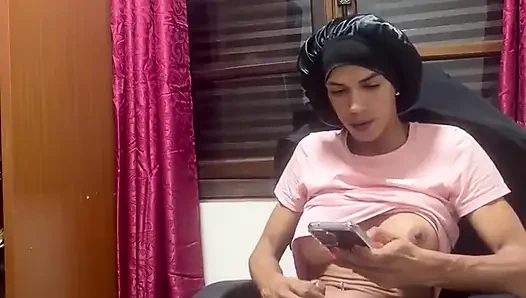 Evde, iyi anlamda, büyük penisin transvestiti Daniela Santos boşalıp dinlenmeye gidiyor.