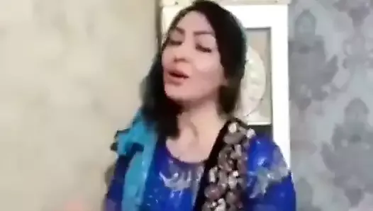 Belle femme kurde en robe kurde pour du sexe