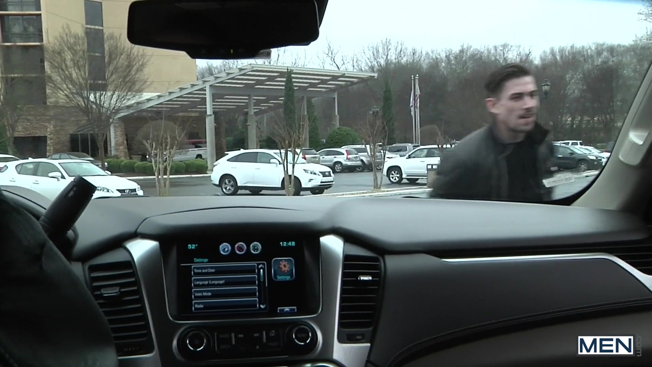 MEN - 既婚男性コルビー・ジャンセンは、彼の車の中でクイックファックのために彼のお気に入りのスタッドジャックハンターを拾います