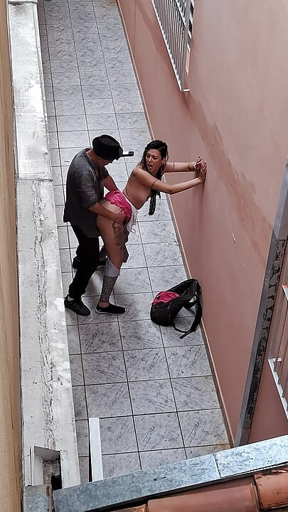 상사가 담배를 피우는 걸 깨뜨린 후 옷을 찢어버리게 했습니다.